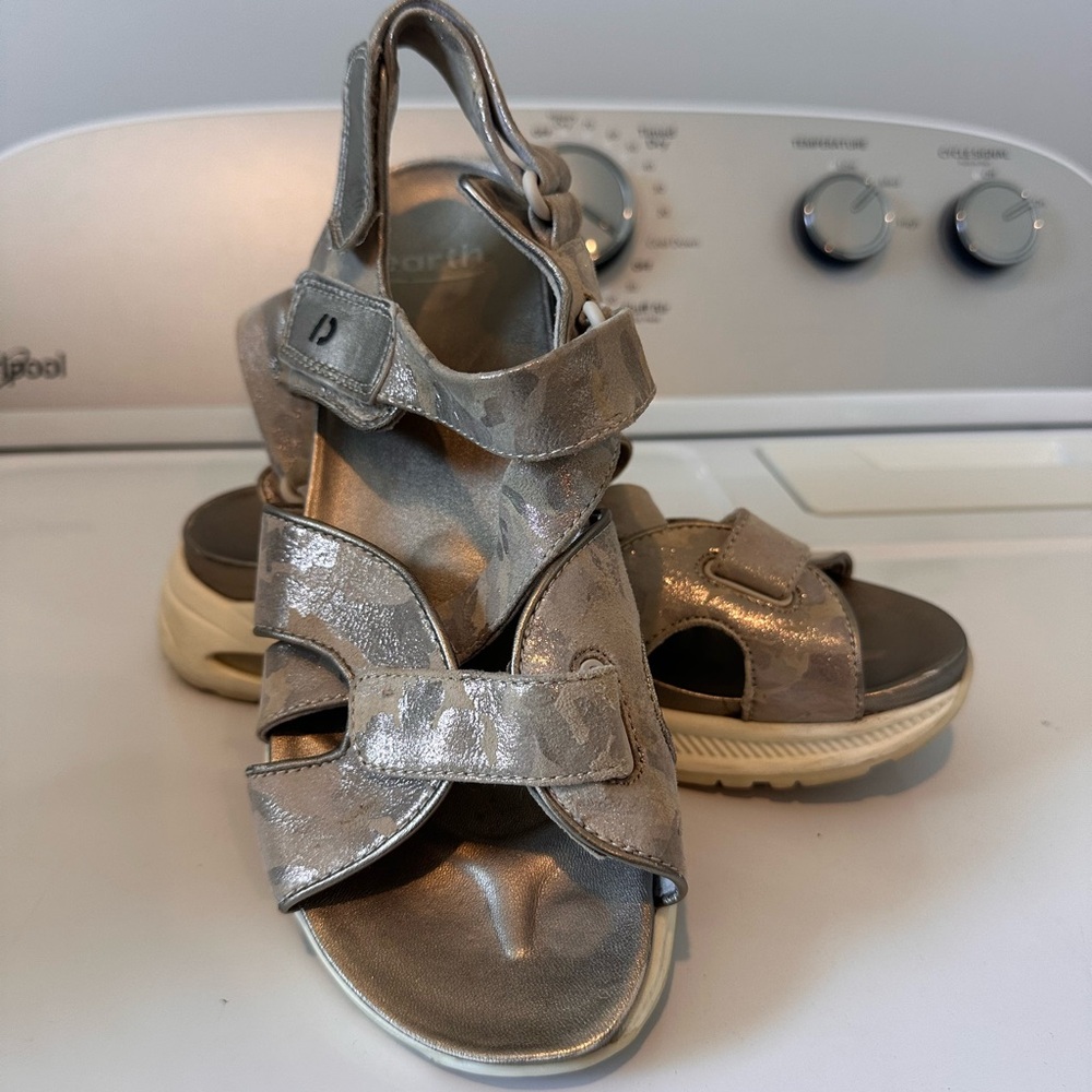 Earth Origins Cedar Kushan Sandals, size 9.5